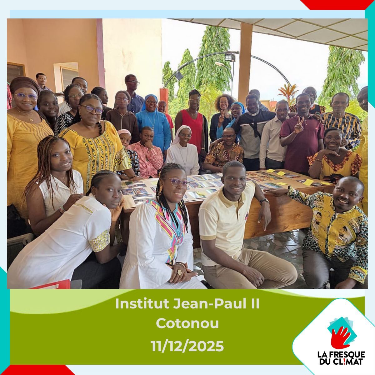 Photo de groupe de l'atelier Fresque du Climat animé par Noblesse Oblige à l'Institut Jean-Paul II de Cotonou, le 11 décembre 2025